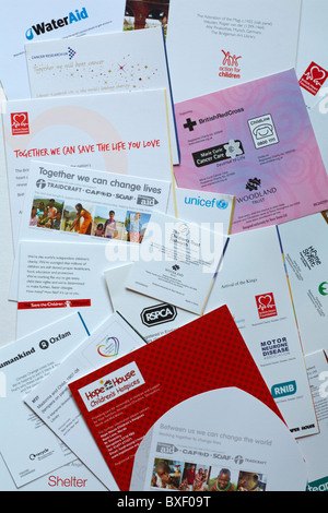 Dos des cartes de Noël montrant différents organismes en charge Banque D'Images