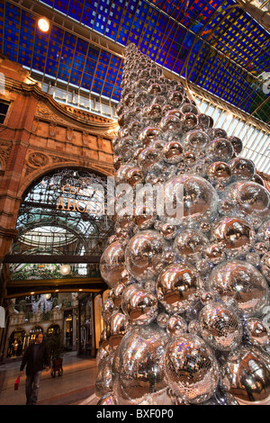 Royaume-uni, Angleterre, dans le Yorkshire, Leeds, Victoria Quarter, glitter ball arbre de Noël dans la rue Queen Victoria Banque D'Images