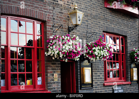 LONDRES, Royaume-Uni - 27 JUIN 2010 : vue extérieure de l'Anchor Inn sur South Bank Banque D'Images