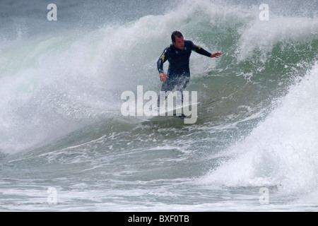 Surfer à winkipop près de Bells Beach victoria australie Banque D'Images
