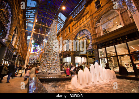 Royaume-uni, Angleterre, dans le Yorkshire, Leeds, Victoria Quarter, glitter ball arbre de Noël dans la rue Queen Victoria Banque D'Images