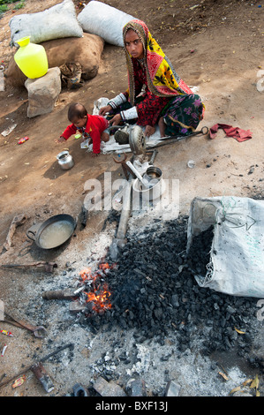 Gadia Lohar. Rajasthan nomades jeune femme s'occuper d'un fourneau. L'errance de l'Inde les forgerons. L'Inde Banque D'Images