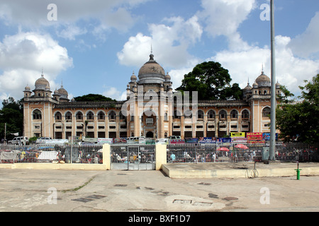 Avis de Charminar Unani Hôpital et scène de rue animée Hyderabad Inde Banque D'Images