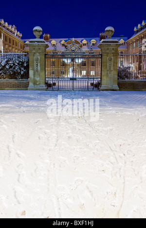 St Catharine's College, Cambridge a l'air chaud la nuit, même dans la neige Banque D'Images