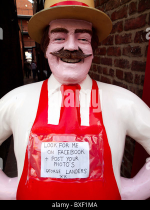 La vie rouge bouchers taille mannequin close up montrant qu'il est sur Facebook Banque D'Images