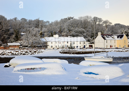 Scène de neige avec le bateaux sur la côte de neige en hiver, décembre 2010. Quai rouge Bay (Traeth Coch), l'île d'Anglesey, dans le Nord du Pays de Galles, Royaume-Uni. Banque D'Images