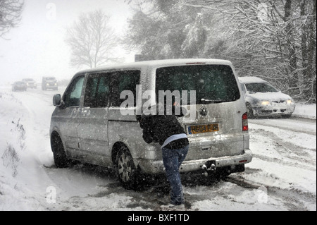 Pris dans le blizzard de la circulation sur l'A40 près de Andoversford Gloucestershire 18 déc 2010 Banque D'Images