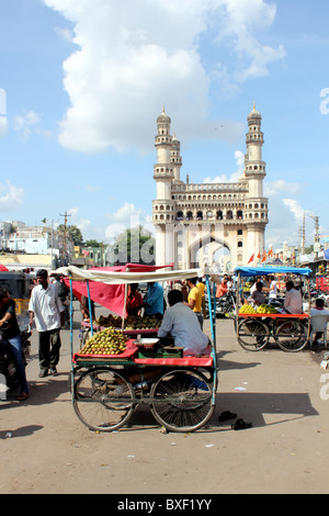 Les hommes vente de fruits de brouettes ou mobile cale devant l'Inde Hyderabad Charminar Banque D'Images