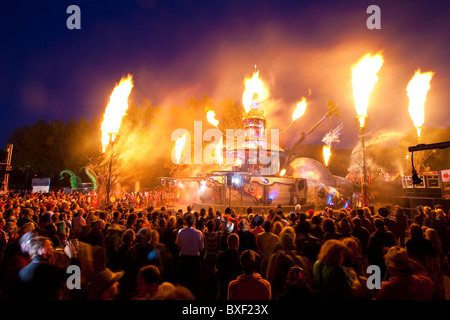 Spectacle de feu à l'Arcadia festival de Glastonbury. Banque D'Images