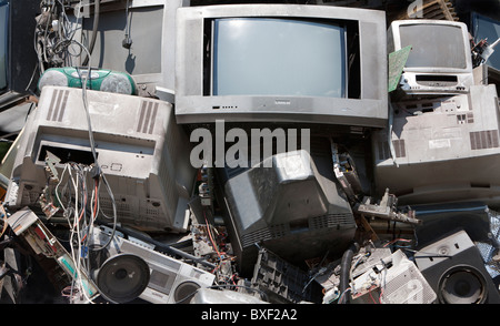 Broken téléviseurs et moniteurs d'ordinateur prêt pour le recyclage, UK Banque D'Images