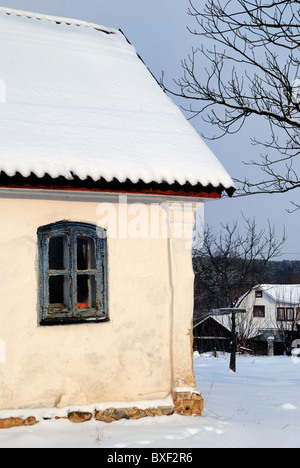 Maison ancienne dans village ukrainien Banque D'Images