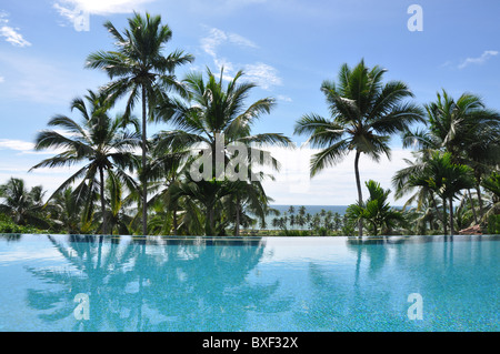 Vue sur piscine à débordement et la mer à l'hôtel Taj Green Cove Hotel Kovalam Kerala Inde du sud de l'Inde Banque D'Images