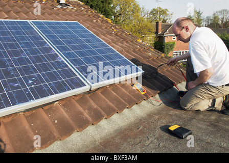 Tester le fonctionnement des panneaux photovoltaïques sur un toit d'une maison du nord de Londres, UK Banque D'Images