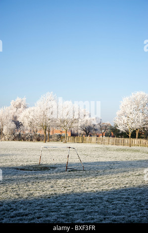 Frost couverts un terrain de football à cinq, Stratford-on-Avon, dans le Warwickshire, Angleterre, RU Banque D'Images