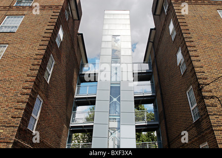 Passerelle moderne et liftshaft connexion appartements Greenwich London UK du Sud-Est Banque D'Images