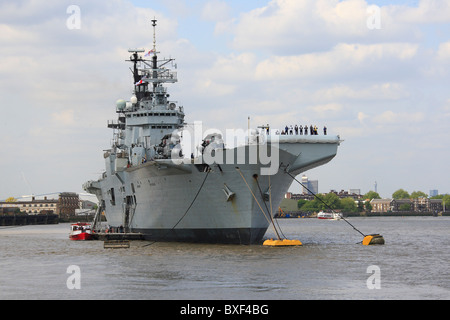 Le HMS Illustrious (R06) Banque D'Images