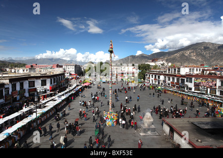 Vue sur la place du Barkhor haut de temple du Jokhang à Lhassa, Tibet (Région autonome du Tibet), en Chine. Banque D'Images