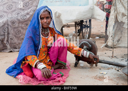 Gadia Lohar. Rajasthan nomades jeune femme s'occuper d'un fourneau. L'errance de l'Inde les forgerons. L'Inde Banque D'Images