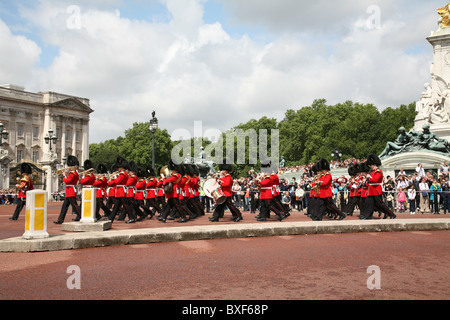 Relève de la garde devant le palais de Buckingham Banque D'Images