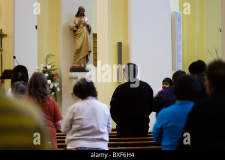 Prêtre donne des bénédictions pendant la messe quotidienne à l'église catholique Saint-laurent de Feltham, Londres. Banque D'Images