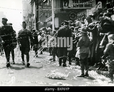 Accueil Bienvenue la foule avec de serpentins United States Army Division 32e Flèche Rouge marchant à Detroit pendant la parade des retrouvailles Banque D'Images