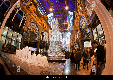 Royaume-uni, Angleterre, dans le Yorkshire, Leeds, Victoria Quarter, glitter ball arbre de Noël dans la rue Queen Victoria Banque D'Images