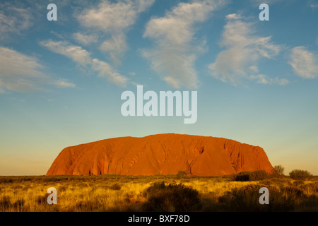 Coucher du soleil sur Uluru (Ayers Rock), le Parc National d'Uluru-Kata Tjuta, Territoire du Nord, Yulara Banque D'Images