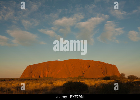 Coucher du soleil avec la Lune se levant sur Uluru (Ayers Rock), le Parc National d'Uluru-Kata Tjuta, Territoire du Nord, Yulara Banque D'Images