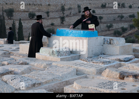 Deux juifs orthodoxes prier sur le tombeau de rabbi hakhaim ou au cimetière du Mont des Oliviers. Jérusalem Banque D'Images