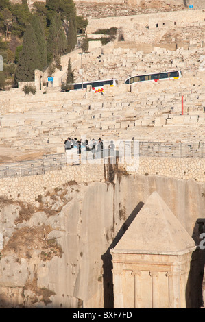 Groupe de juifs orthodoxes prier sur une tombe de Mont des oliviers au-dessus de Zaccharias tomb Banque D'Images