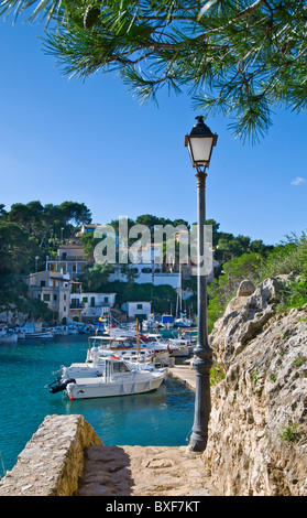 Chemin du port de Cala Figuera avec vue sur les bateaux de pêche Maisons et villas, Palma de Majorque Îles Baléares Espagne Banque D'Images