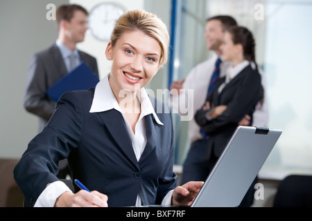 Portrait de femme avec succès merveilleux sourire sur l'arrière-plan des gens d'affaires Banque D'Images