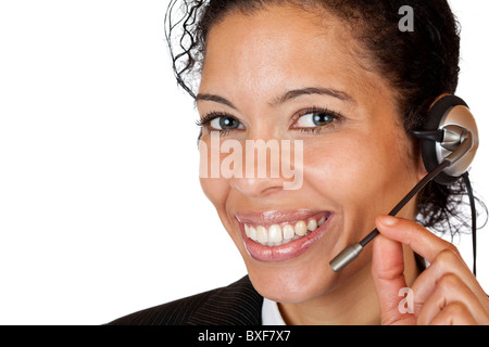 Smiling attractive woman passe un appel avec le casque . Isolé sur fond blanc. Banque D'Images