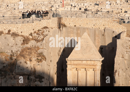 Groupe de juifs orthodoxes priant sur la tombe sur le Mont des Oliviers de loin au-dessus de Zaccharias tombe. Jérusalem Banque D'Images