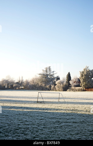 Frost couverts un terrain de football à cinq, Stratford-on-Avon, dans le Warwickshire, Angleterre, RU Banque D'Images