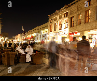 Une foule multiculturelle remplit la pièce maîtresse Souq Waqif à Doha, au Qatar, à l'occasion de la journée nationale, le 19 décembre 2010. Banque D'Images