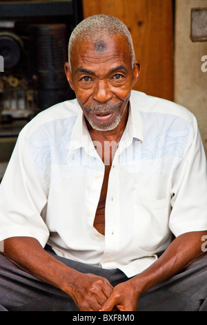 L'homme musulman, Vieille Ville, Mombasa, Kenya Banque D'Images