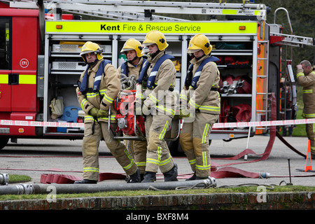 L'exercice pompiers pompe portable léger Banque D'Images