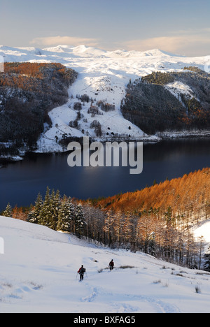 Les marcheurs en ordre décroissant Helvellyn vers Thirlmere en hiver dans le Lake District Banque D'Images