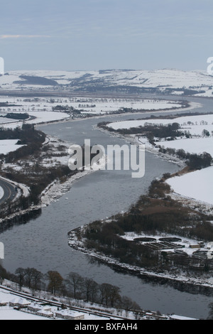 Vue aérienne de la rivière Tay en hiver près de Perth, Ecosse Décembre 2010 Banque D'Images