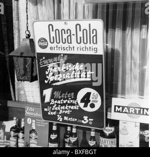 Publicité, boissons, Coca Cola signe publicitaire dans une vitrine de magasin, Allemagne, années 1960, droits additionnels-Clearences-non disponible Banque D'Images