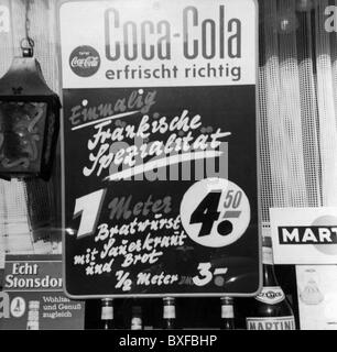 Publicité, boissons, Coca Cola signe publicitaire dans une vitrine de magasin, Allemagne, années 1960, droits additionnels-Clearences-non disponible Banque D'Images