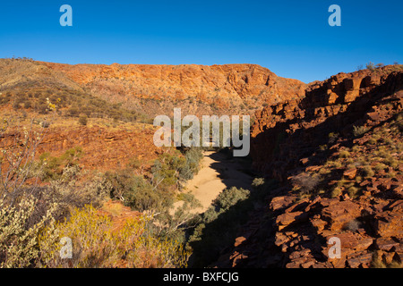 Lit du ruisseau à sec grâce à Trephina Gorge, dans l'Est des MacDonnell, Alice Springs, Territoire du Nord Banque D'Images