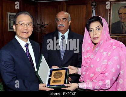 Le Président de l'Assemblée nationale, le Dr Fahmida Mirza, présente don à la Chine, le Premier ministre Wen Jaibao dès son arrivée Banque D'Images