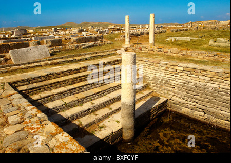 La fontaine de Minoan dans les ruines de la ville grecque de Delos Banque D'Images