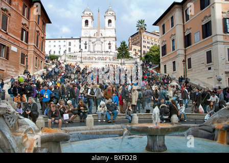 Des foules de gens assis sur la place d'Espagne à Rome sur un jour d'hiver/automne Banque D'Images