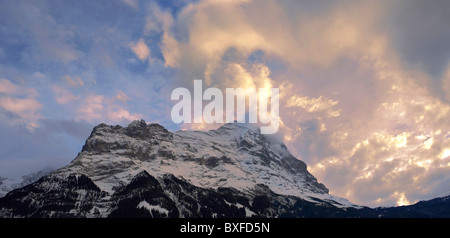 Le coucher du soleil et nuages sur la sumit de la face nord de l'Eiger Banque D'Images