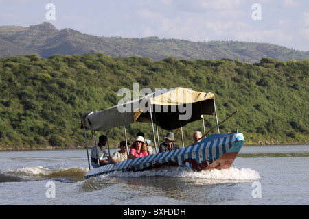 Les touristes profitant d'une balade en bateau sur le Lac Chamo, Ethiopie Banque D'Images
