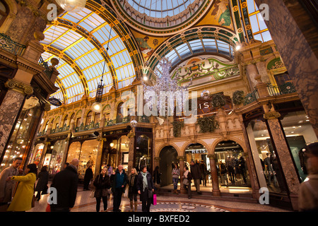 Royaume-uni, Angleterre, dans le Yorkshire, Leeds, comté de Victoria Quarter, à Noël Décoration Jeux vidéo Banque D'Images