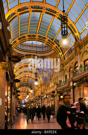 Royaume-uni, Angleterre, dans le Yorkshire, Leeds, comté de Victoria Quarter, à Noël Décoration Jeux vidéo Banque D'Images